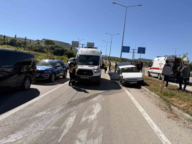 Aksaray’da otomobil minibüse çarptı: 8 yaralı