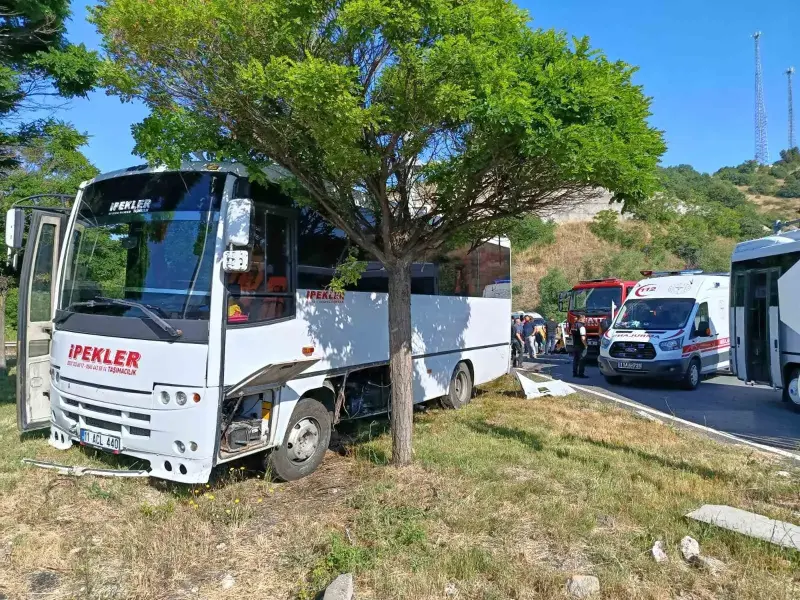 İşçi servisi ile hafif ticari araç çarpıştı, 4 yaralı