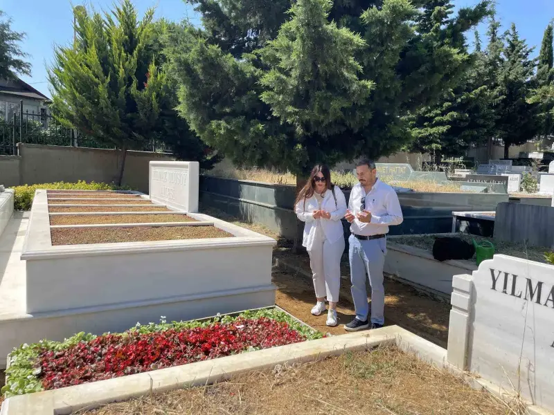Kadir İnanır’ın kabri çiçeklerle donatıldı: Sevenleri yalnız bırakmadı