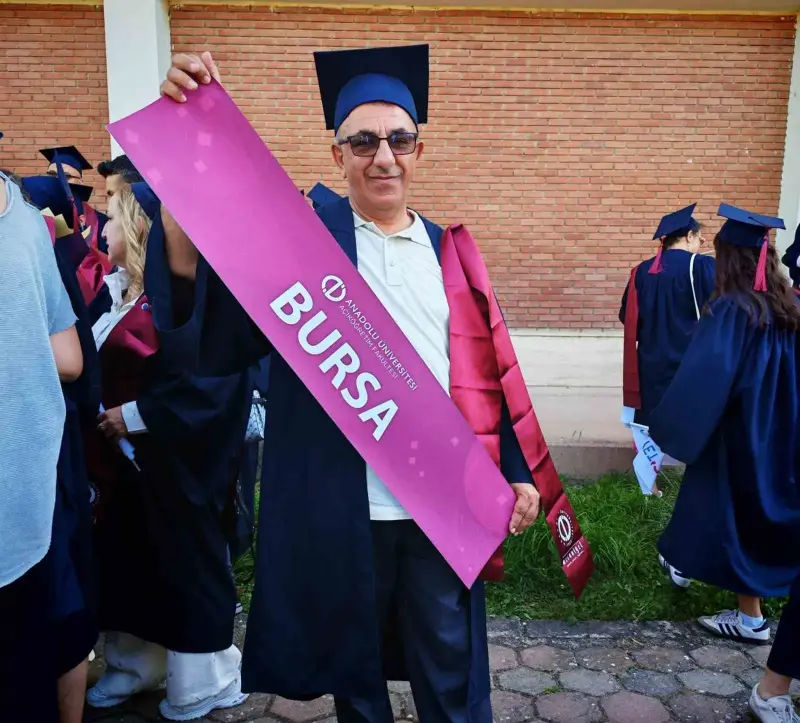 Bursa’nın aile hekimi Dr. Ahmet Kartal, 10’uncu diplomasını Eskişehir’de aldı
