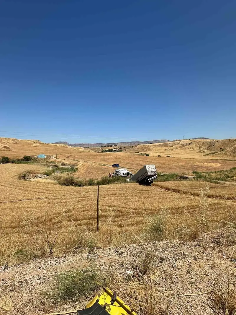 Tır, bariyer ve buğday tarlasını aşıp sulama kanalına düştü: 3 yaralı