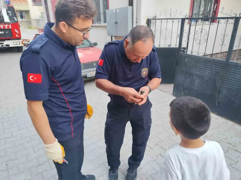Çorum’da çatı kenarına sıkışan kuşu itfaiye kurtardı