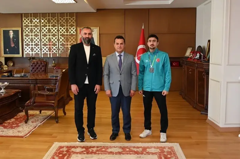 Rektör Topal, dünya ikincisi olan sporcuyu tebrik etti