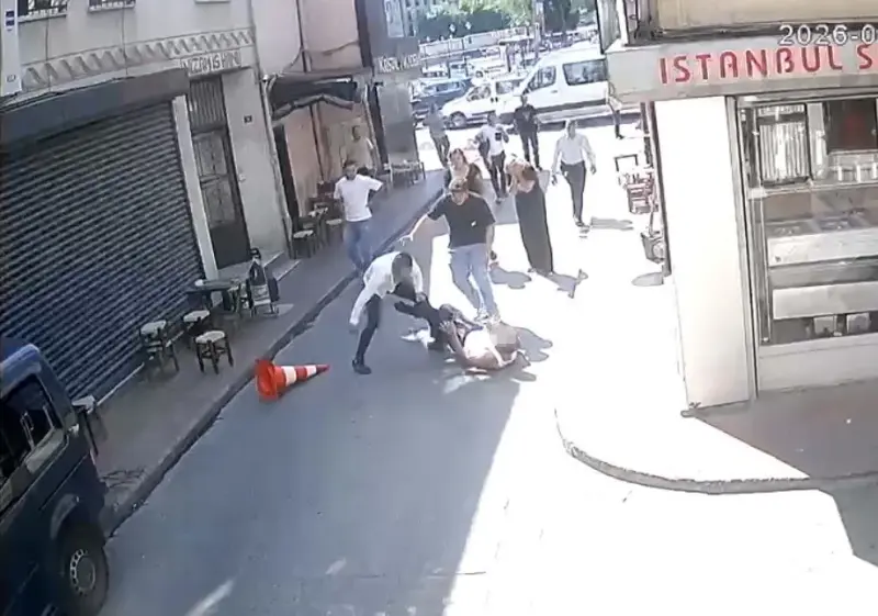 Beyoğlu’nda sarkıntılık iddiası kanlı bitti: Tekme, tokat ve dubayla dövülen şahıs bıçaklandı