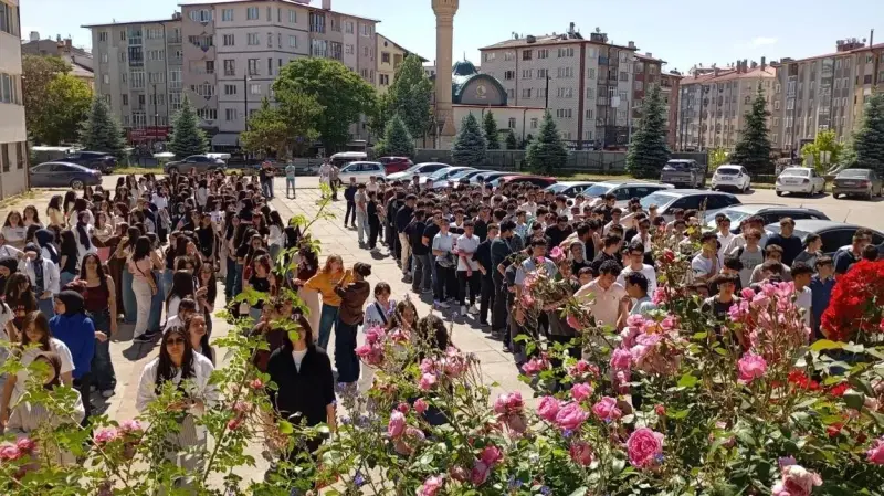 Sivas lisesinin yarım asırlık mezunları yeni mezunlarla kaynaştı