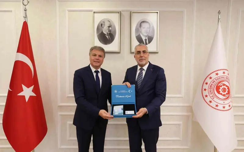 Bakan Işıkhan, Renault Group Türkiye CEO’su Lionel Jaillet’ye Turkuaz Kart takdim etti