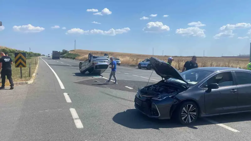 Muratlı’da kavşakta iki otomobil çapıştı: 3 yaralı
