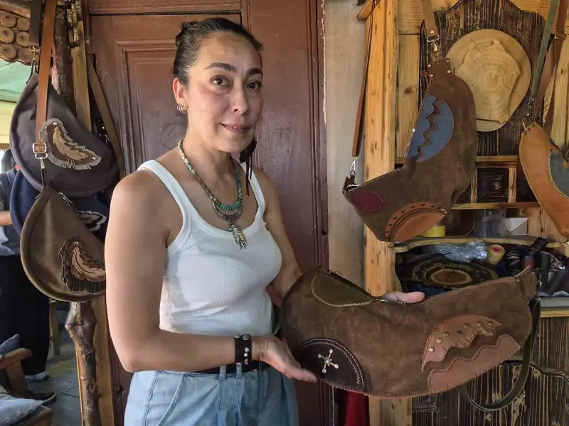 Kurumsal iş hayatını geride bıraktı, deri ve ahşabı kendi tarzıyla birleştirdi