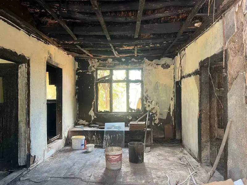 Alevlerin geride bıraktığı acı tablo: Evi yanan acılı baba uzatılacak yardım elini bekliyor