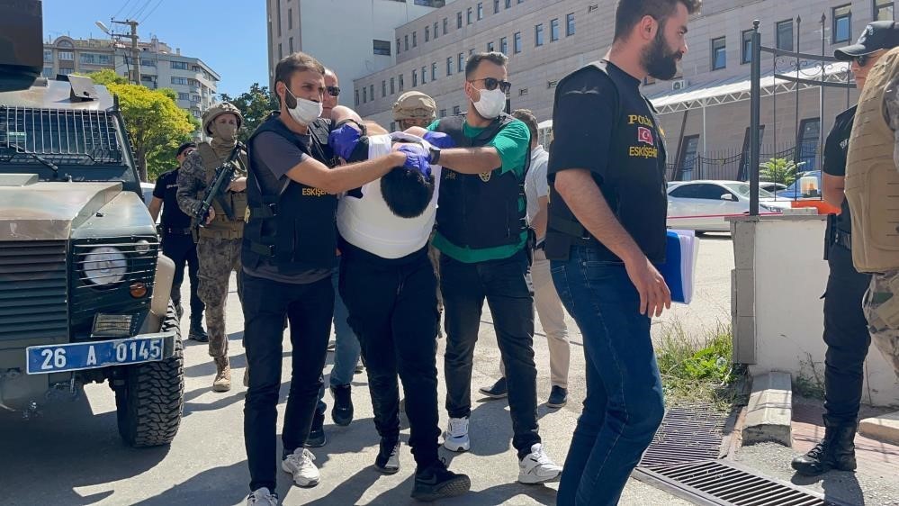 Eskişehir’de neo-nazi sembolü olan hücum yeleği ile 5 kişiyi bıçaklayan saldırgan hayatını kaybetti