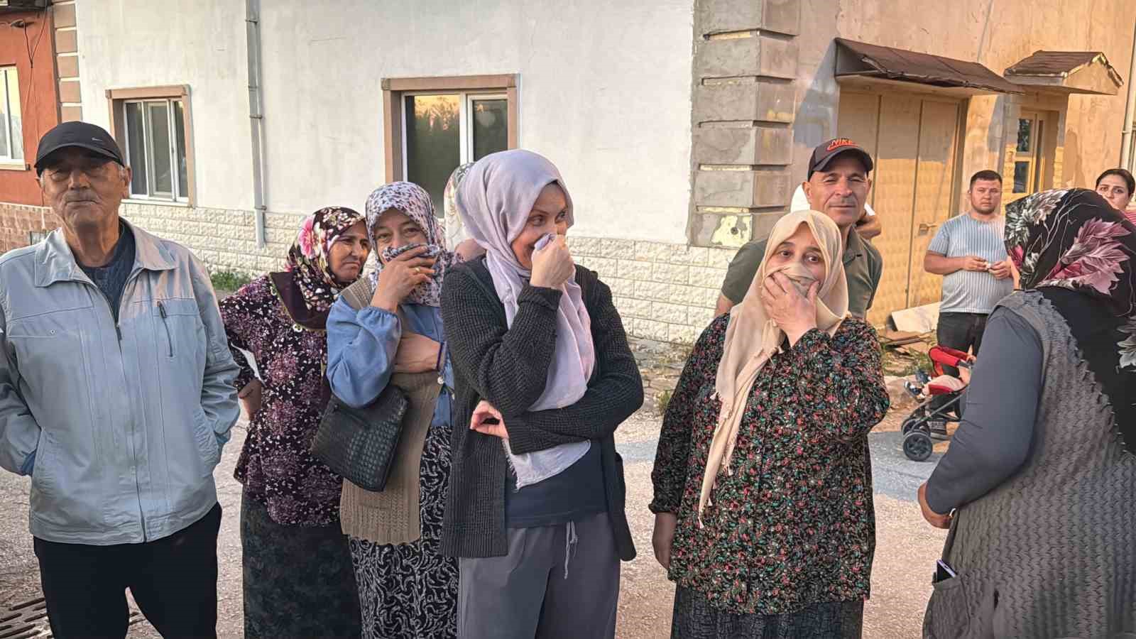 Açıkta bırakılan hayvan gübresi mahalleliyi canından bezdirdi