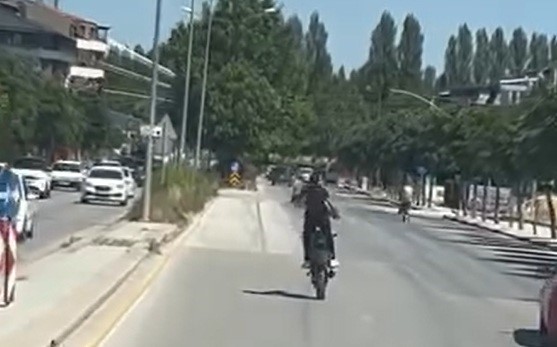 Kasksız ve plakasız şekilde önce tek teker üzerinde ilerledi, sonra kırımızı ışıkta geçti