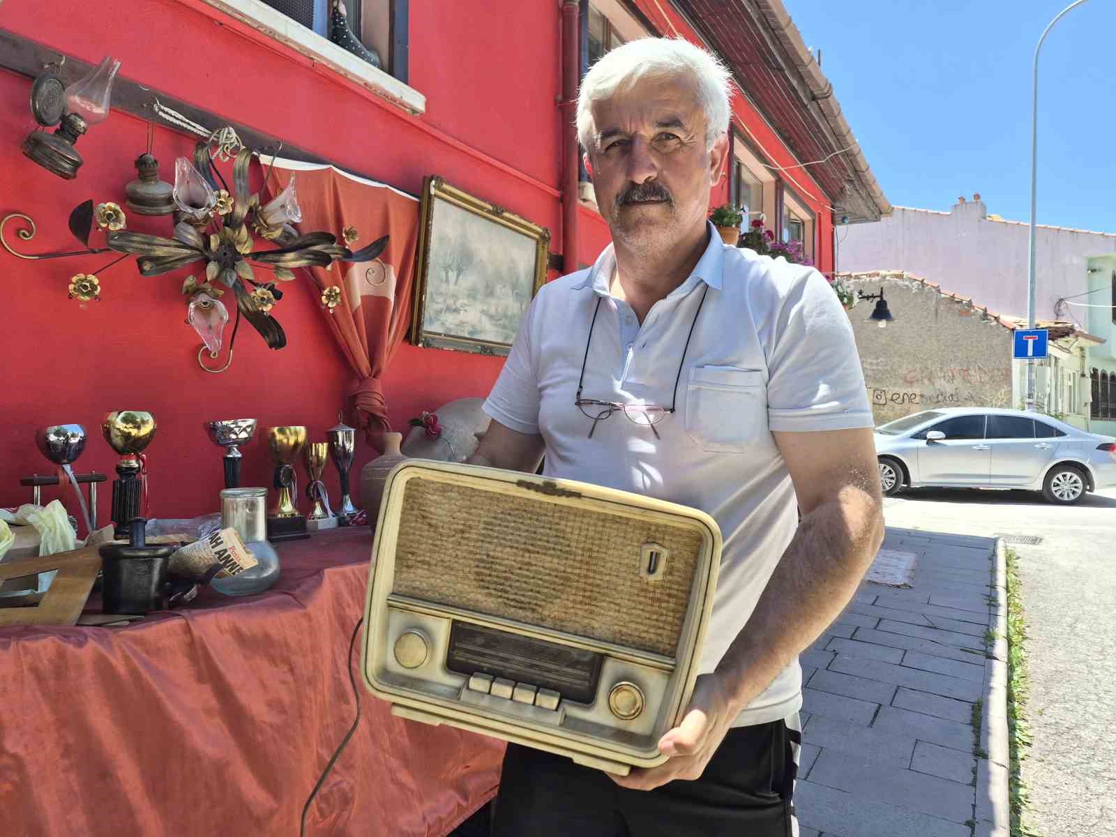 Ölüm haberinin düştüğü evlerden çıkarılan ve hikayesi olan antikalar