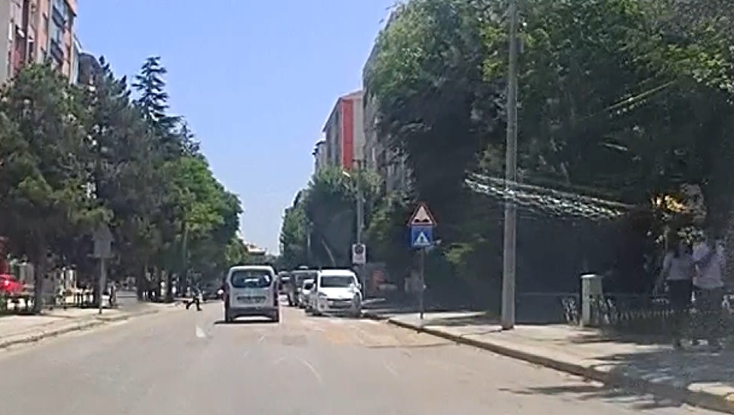 Yaya geçidinde dur işareti yaptığı araç durmayınca arkasından kovaladı
