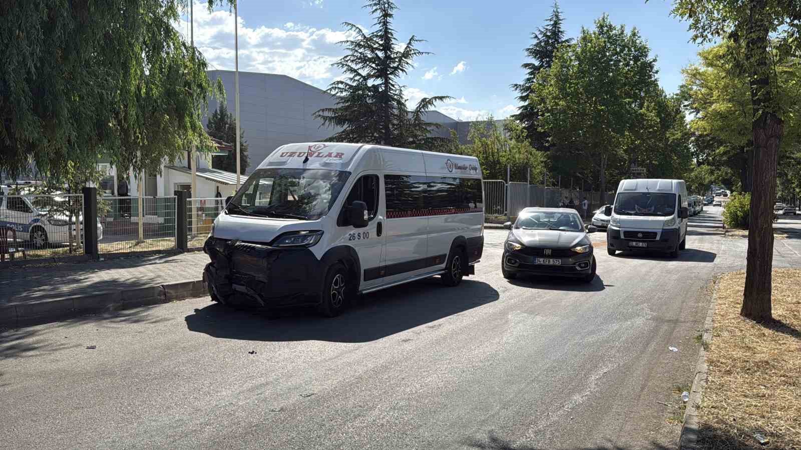 Eskişehir’de işçi servisi ile otomobil çarpıştı: 11 yaralı