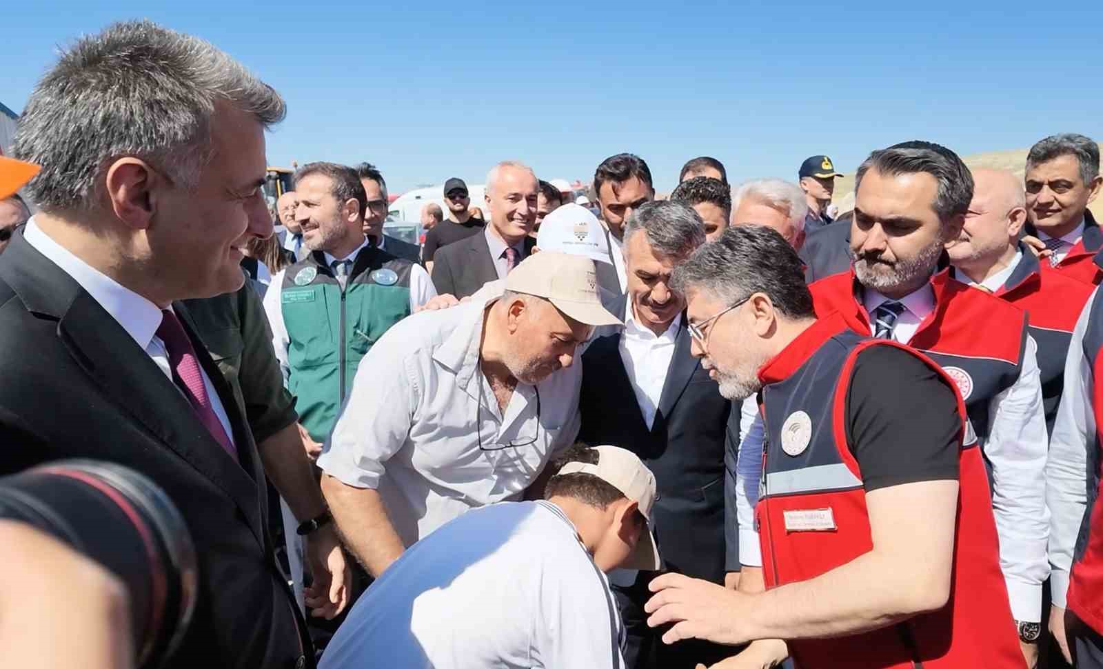 Bakan Yumaklı’dan elini öpmek isteyen çocuğa esprili cevap