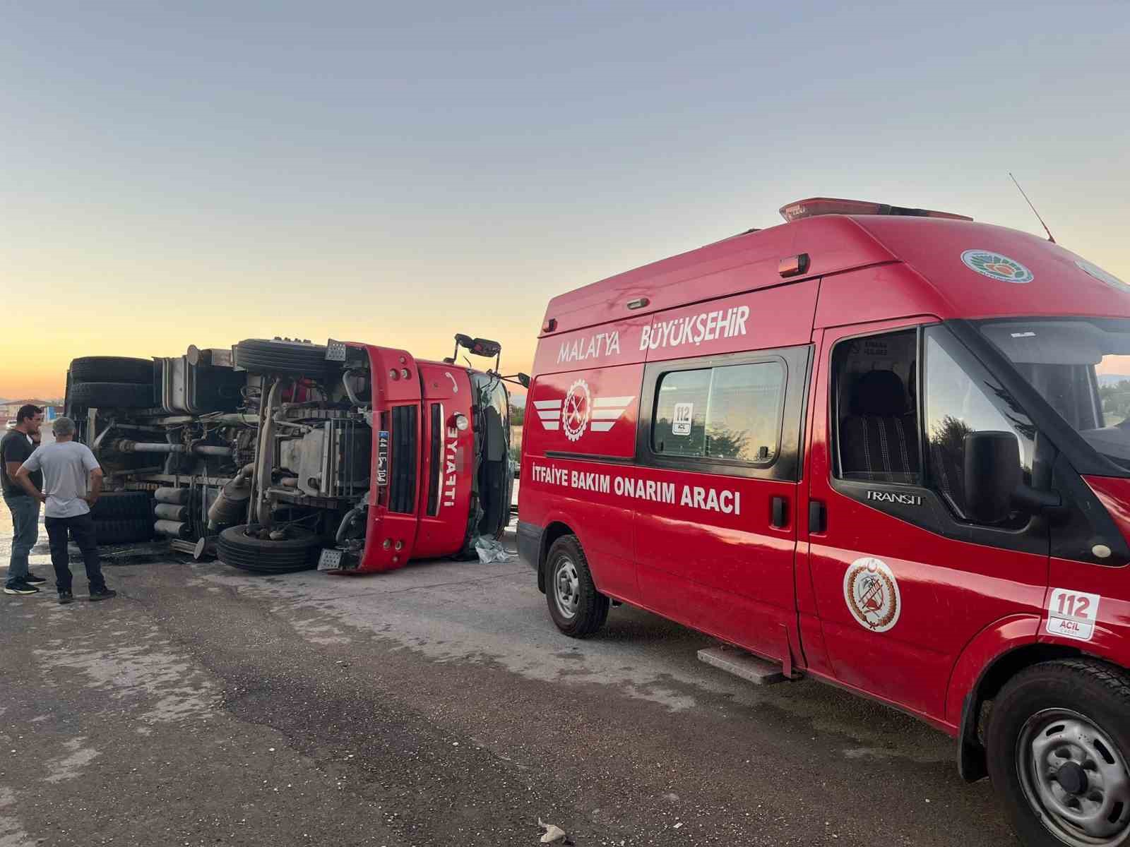 Malatya’da yangın ihbarına giden itfaiye aracı devrildi: 3 yaralı