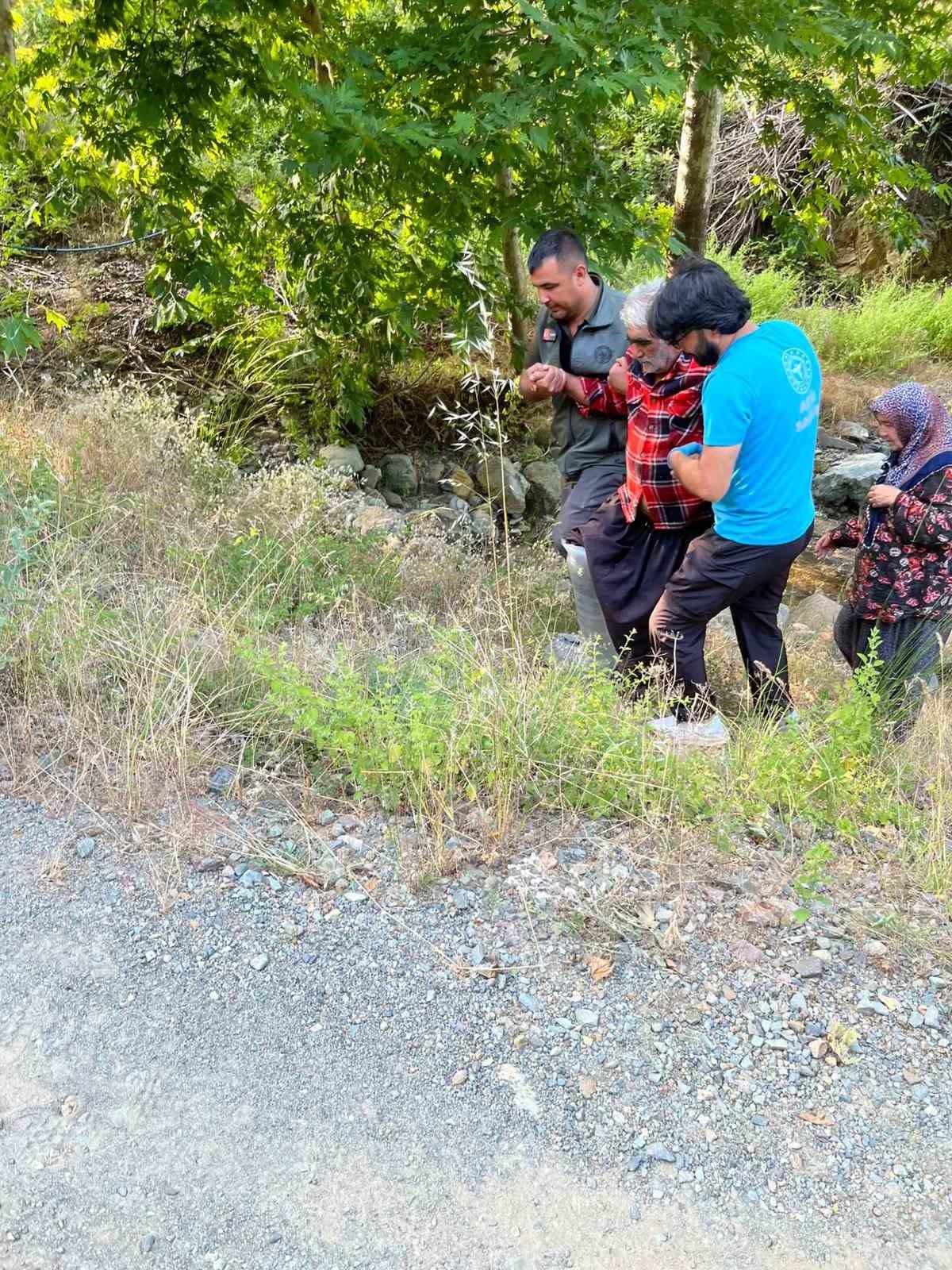 Kozan’da kayalıklardan düşen şahsı orman ekipleri kurtardı
