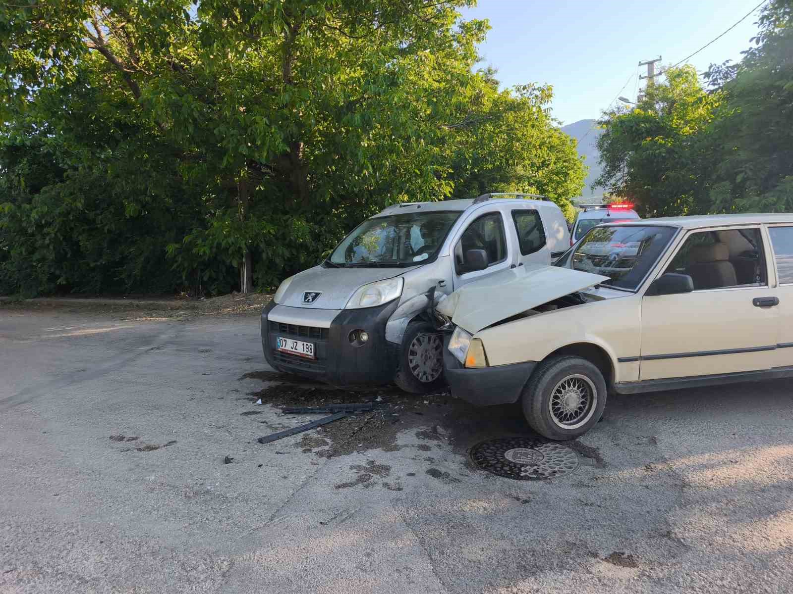 Hafif ticari araç otomobille çarpıştı: 4 yaralı