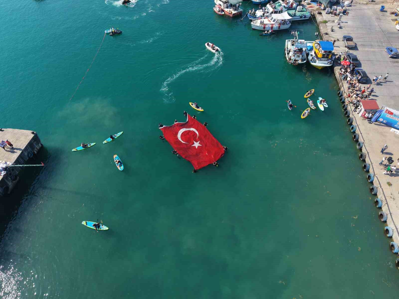 Denizcilik ve Kabotaj Bayramı’nda denizde açılan dev bayrak alkış aldı