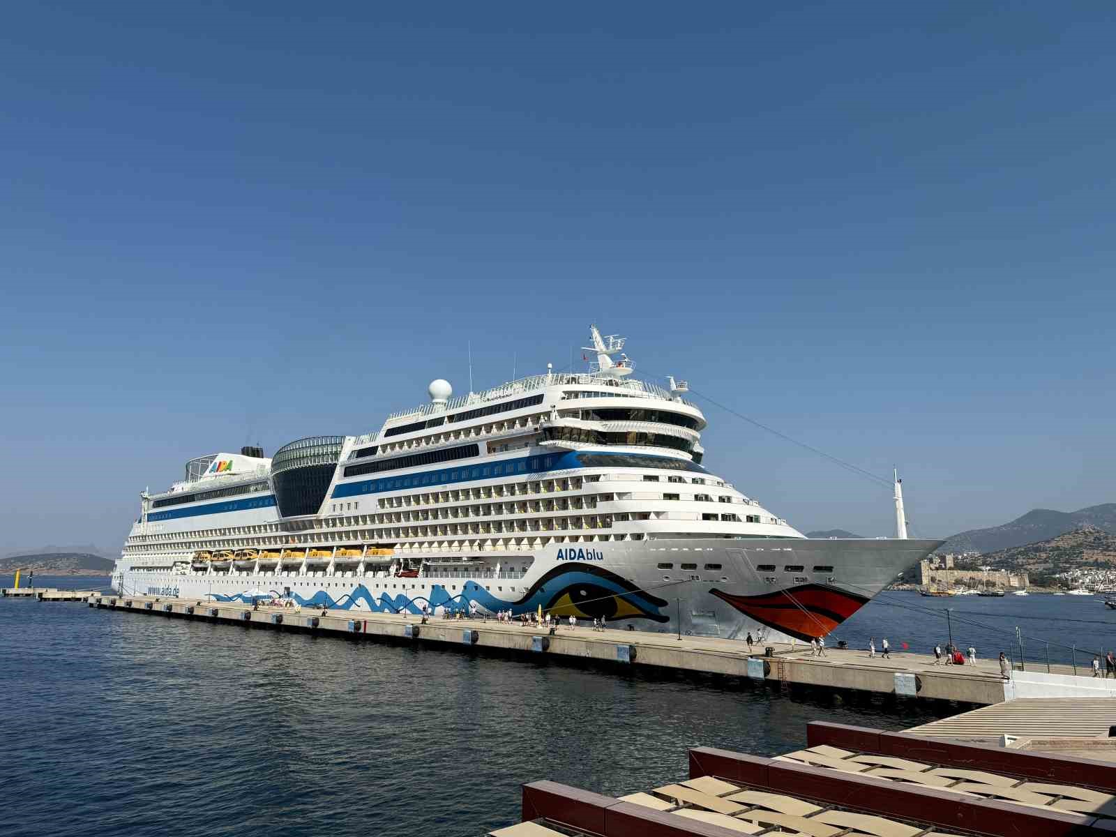 Alman turistleri taşıyan dev kruvaziyer Bodrum’a demirledi