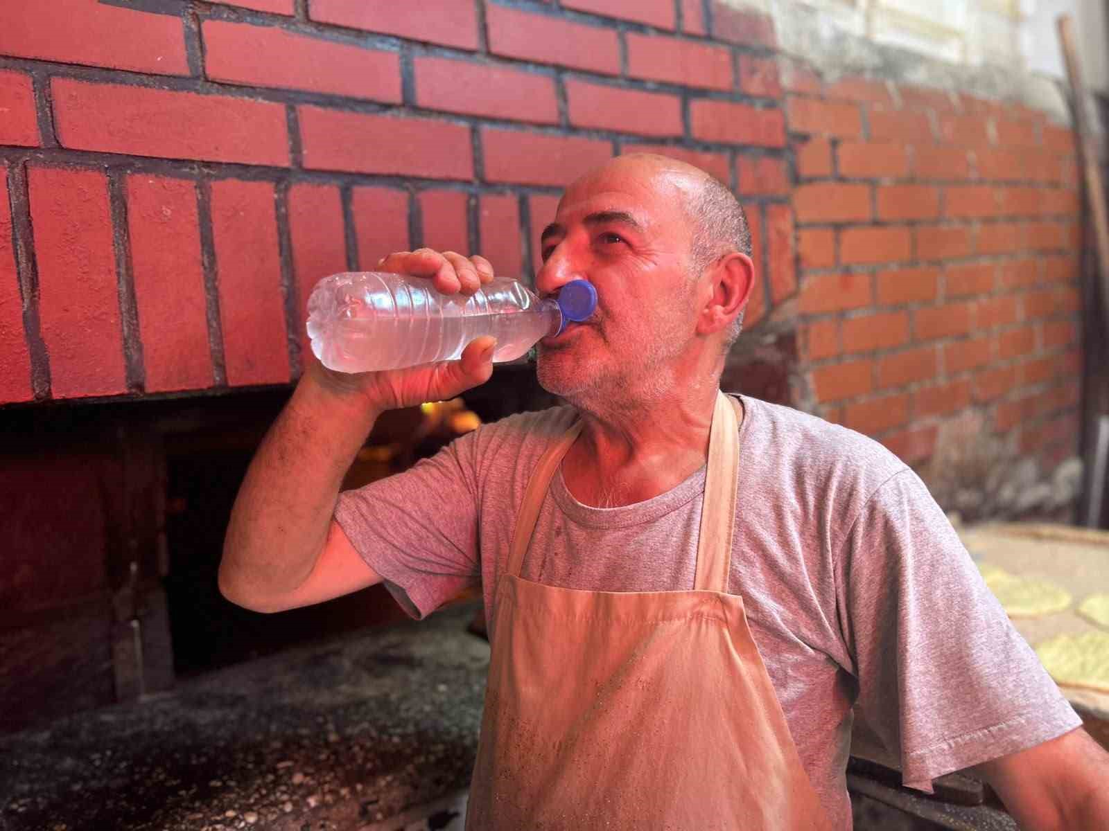 Van’da fırıncılar 300 derece sıcaklıkla mücadele ediyor