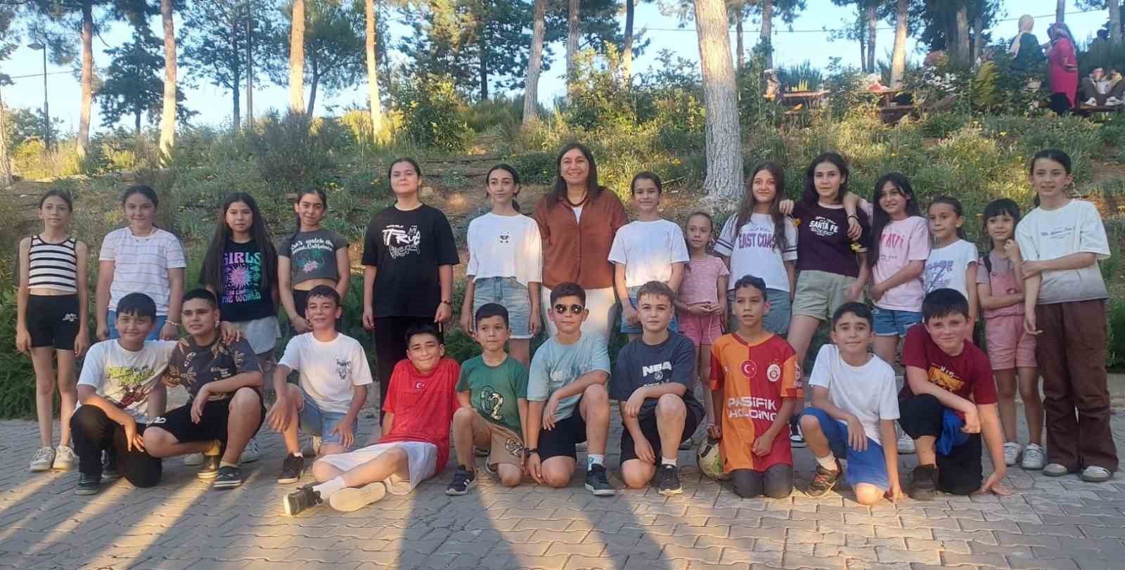 Sarıgöl’de 4 yıl boyunca okuttuğu eski öğrencileriyle buluştu