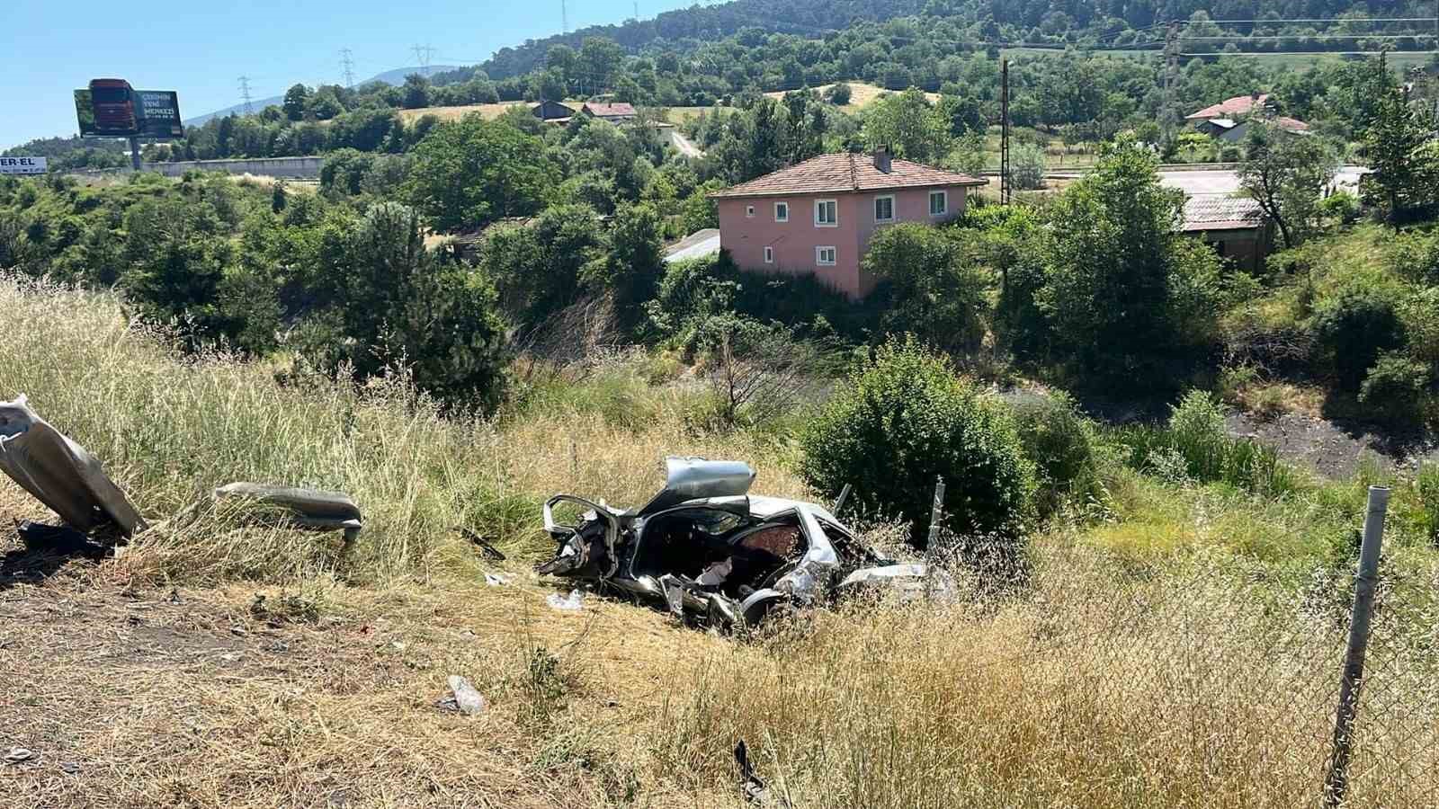 TEM Otoyolu’nda otomobil şarampole devrildi: 1 ölü, 3 yaralı