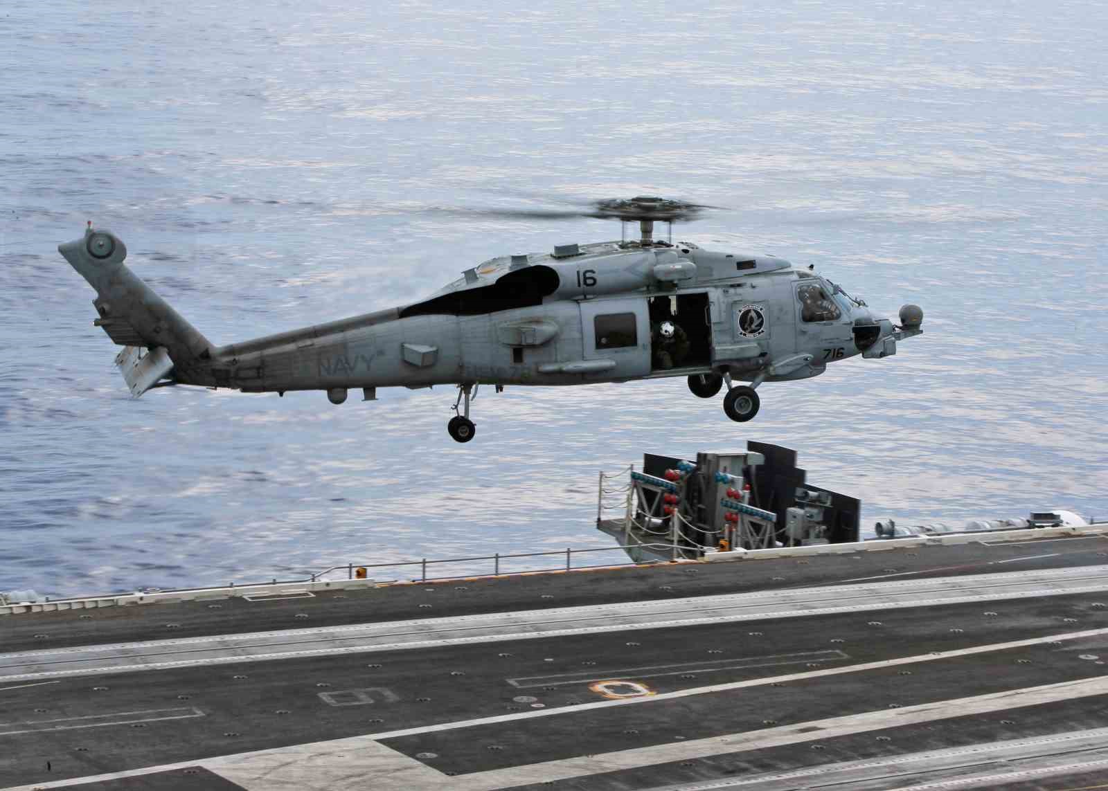 ABD ordusuna ait helikopter Umman Denizi’ne acil iniş yaptı: 1 kişi kayıp