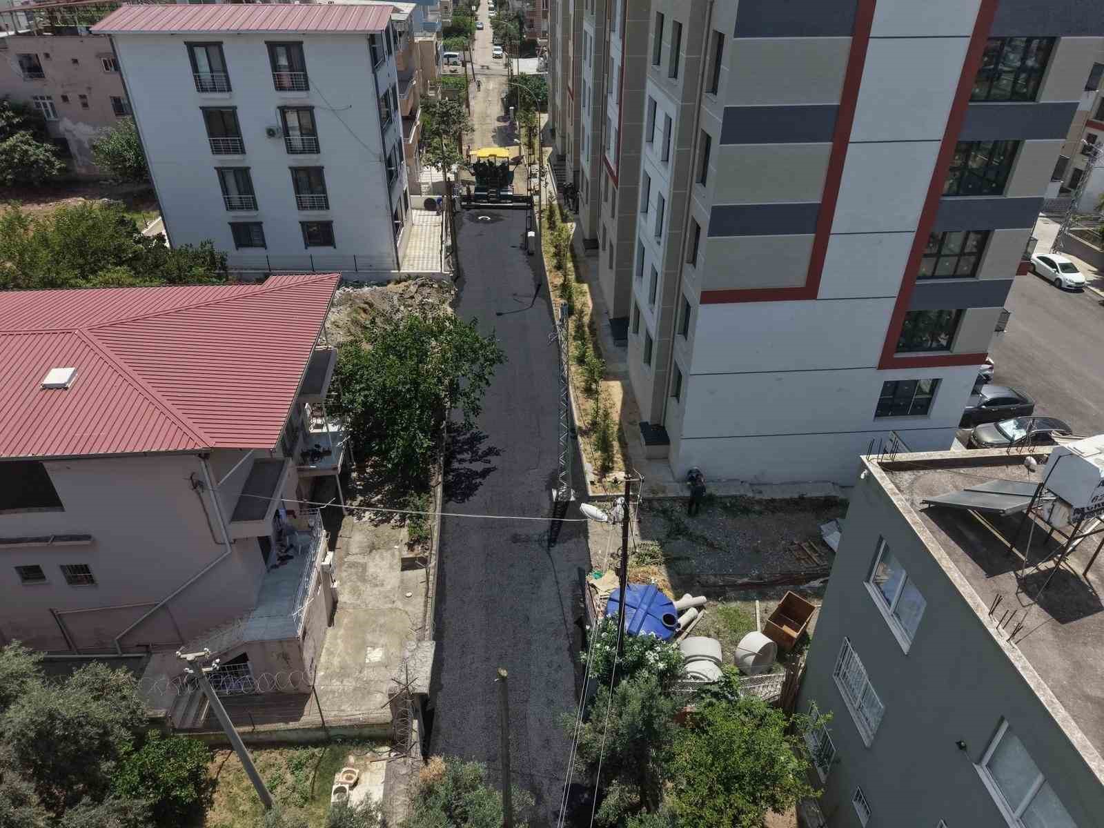 İskenderun Belediyesi, bir haftada 4 bin 768 ton sıcak asfalt serimi gerçekleştirdi