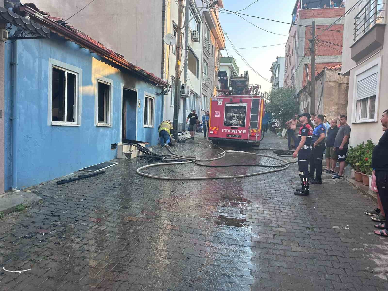 Küçükkuyu’da ev yangını: 1 kişi yaralandı