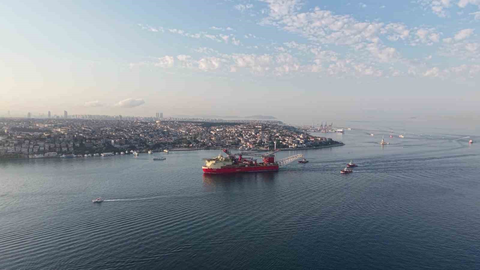 215 metrelik boru döşeme gemisinin geçişi sebebiyle boğaz hattı çift yönlü trafiğe kapatıldı