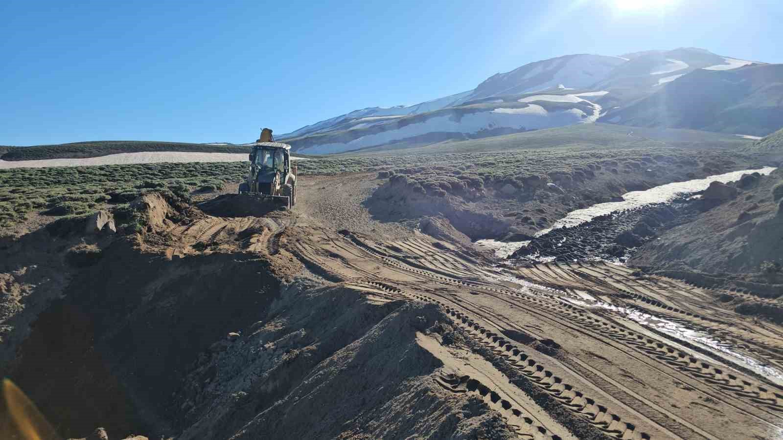 Aydınlar’da dağcılara büyük kolaylık: Süphan Dağı’nda yol açma çalışması