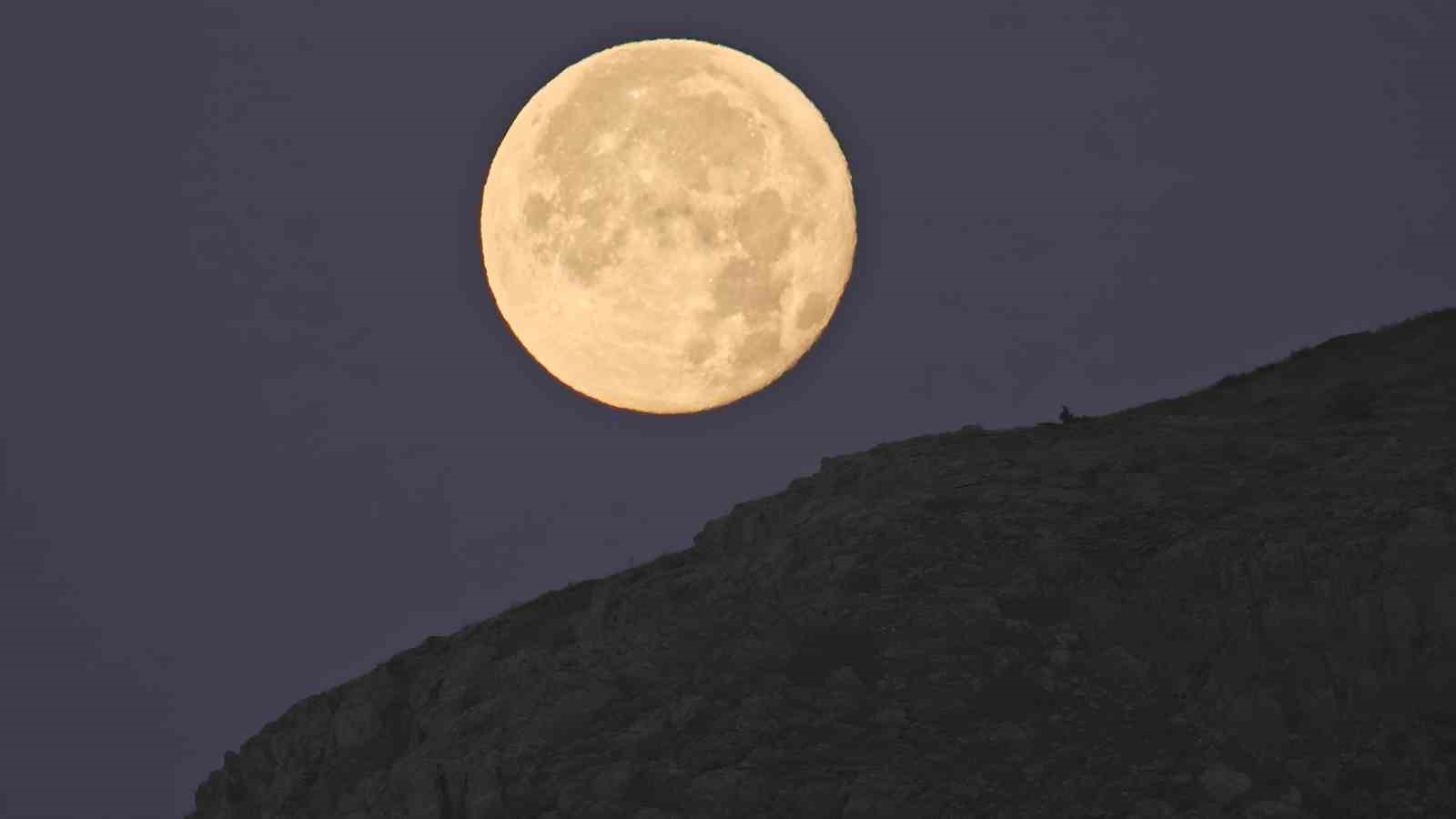 Bitlis’te dolunay batarken güneş doğdu