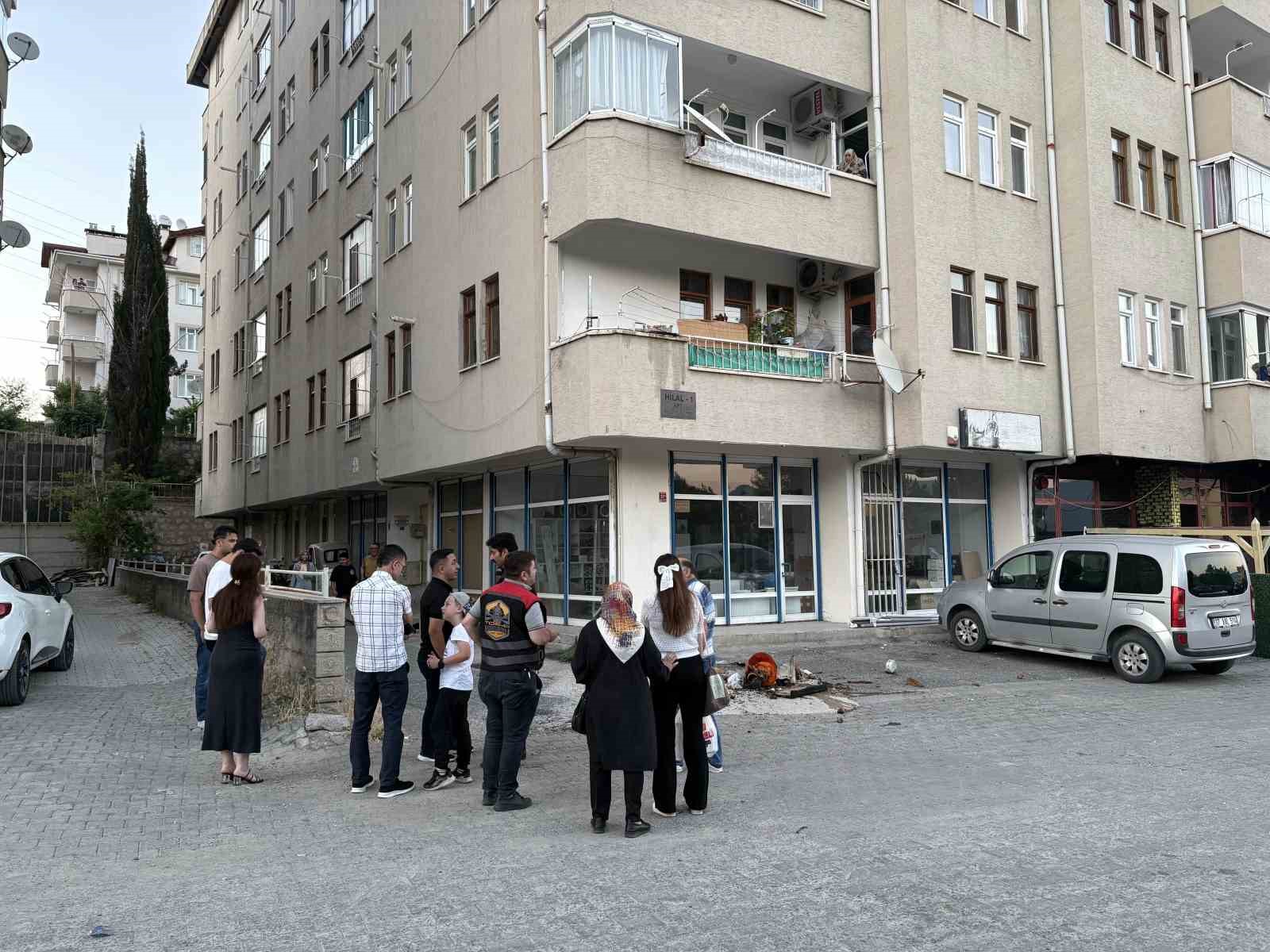 Balkondaki saksının aşırı ısınması sonrası çıkan yangını vatandaşlar söndürdü