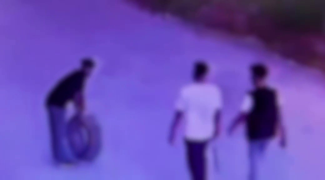 Gece yarısı aracın lastiği patlayınca başka aracın yedek lastiğini çaldılar: O anlar kamerada