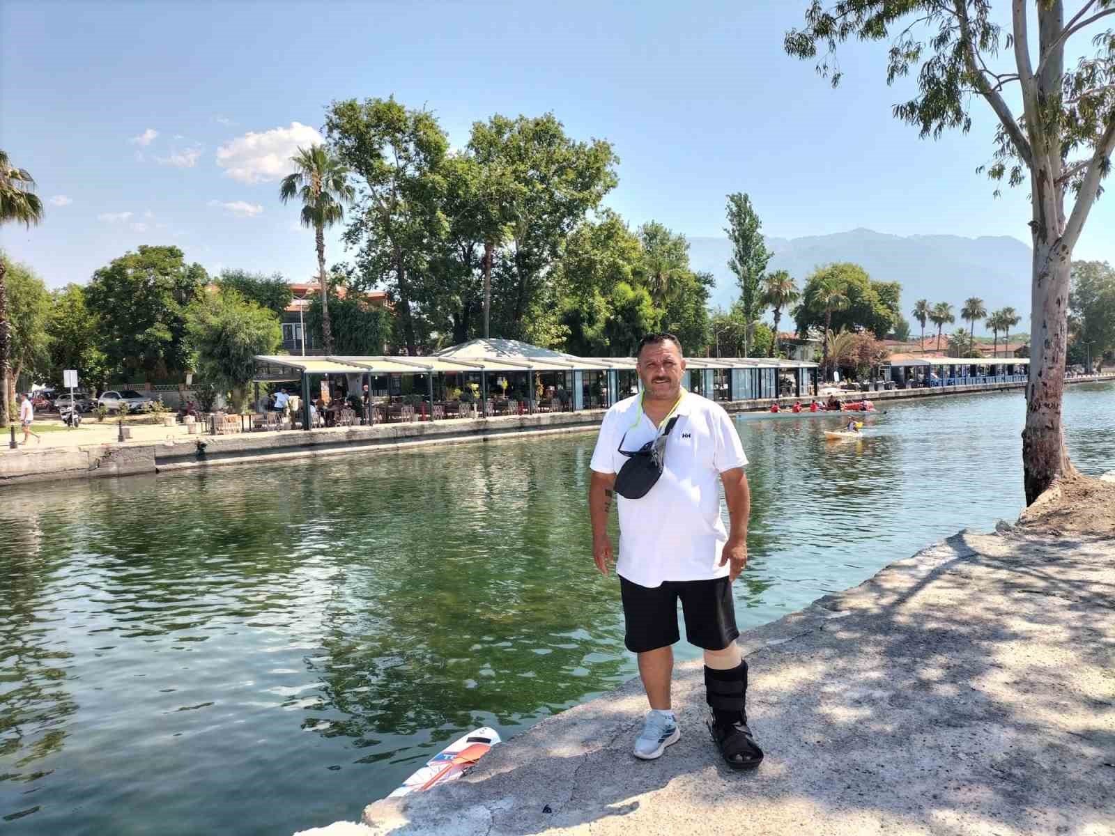 Köyceğizli muhtar Yorulmaz, kırık ayağı ile görevini sürdürüyor