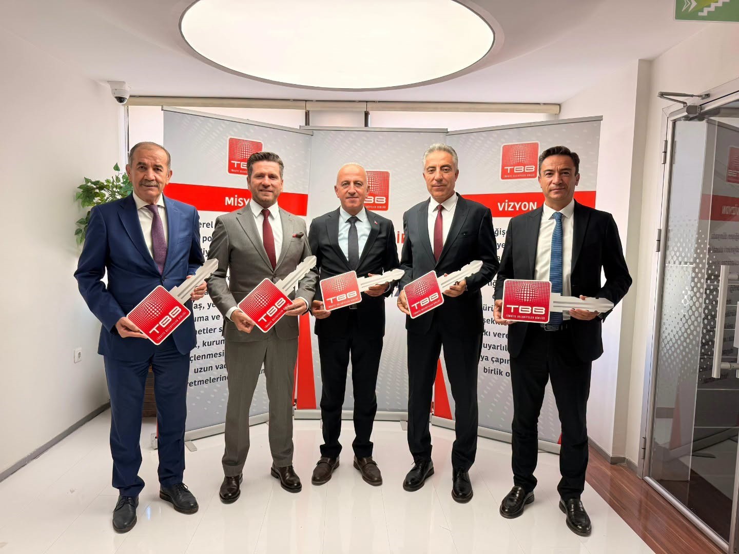 Tavas Belediyesine 22 tonluk yeni ekskavatör kazandırıldı