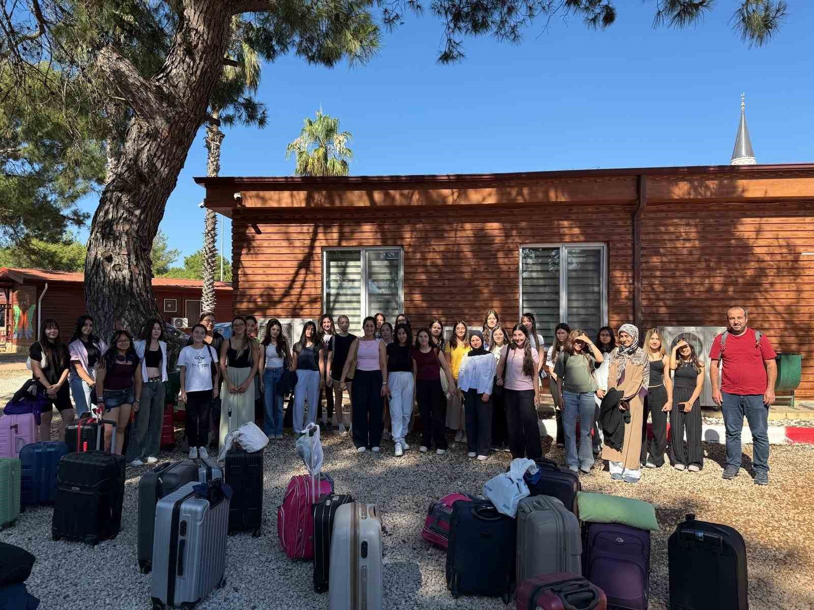 Aydınlı gençler ücretsiz gençlik kampı için Antalya yolcusu