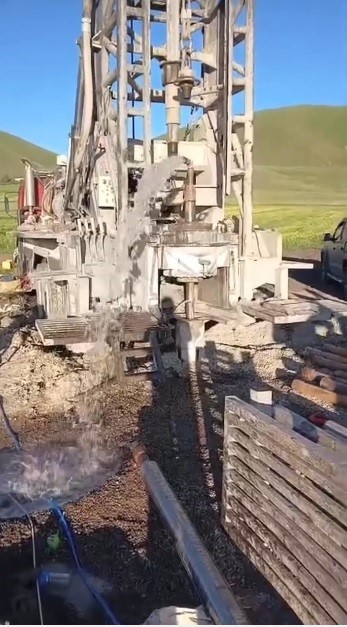 Kars’ta Ağadeve Köyü’ne yeni içme suyu kaynağı: 200 metrede suya ulaşıldı
