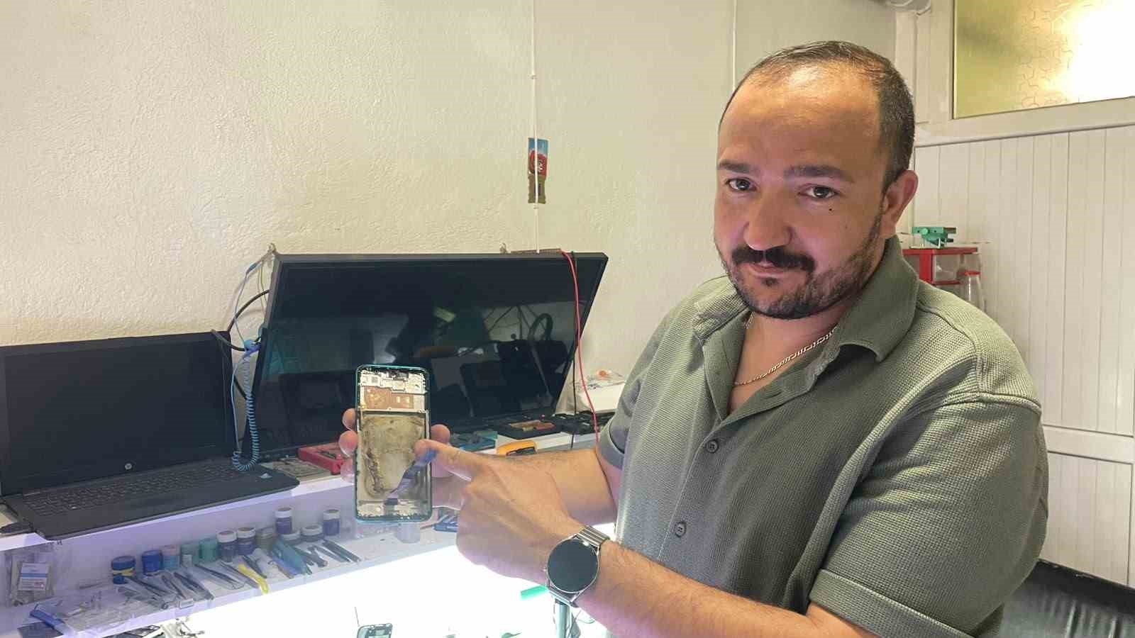 Bataryası değiştirilmek istenen cep telefonu bir anda alev aldı