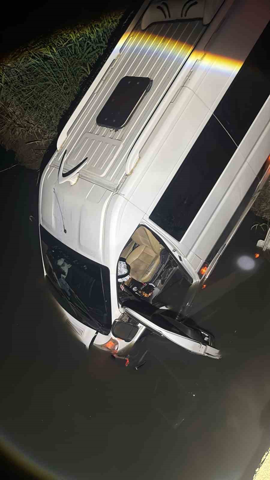 Kontrolden çıkan yolcu minibüsü dereye uçtu