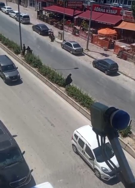 Elinde bastonuyla refüje çıkarak yolun karşısına geçmeye çalışan yaşlı kadın adeta ölümle dans etti