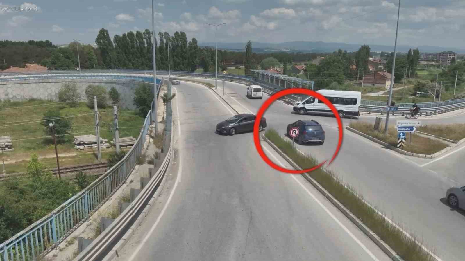 Kütahya Emniyeti’nden uyarı: Hatalı U dönüşü yapan sürücüler kamerada