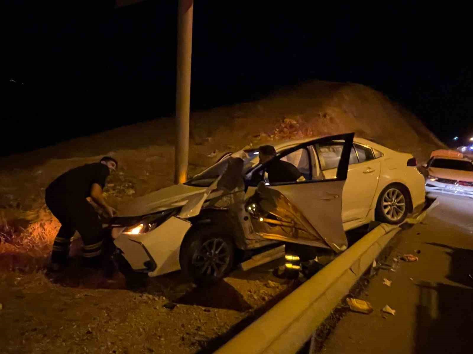 Siirt’te bariyere çarpan otomobil alev aldı: 1 yaralı