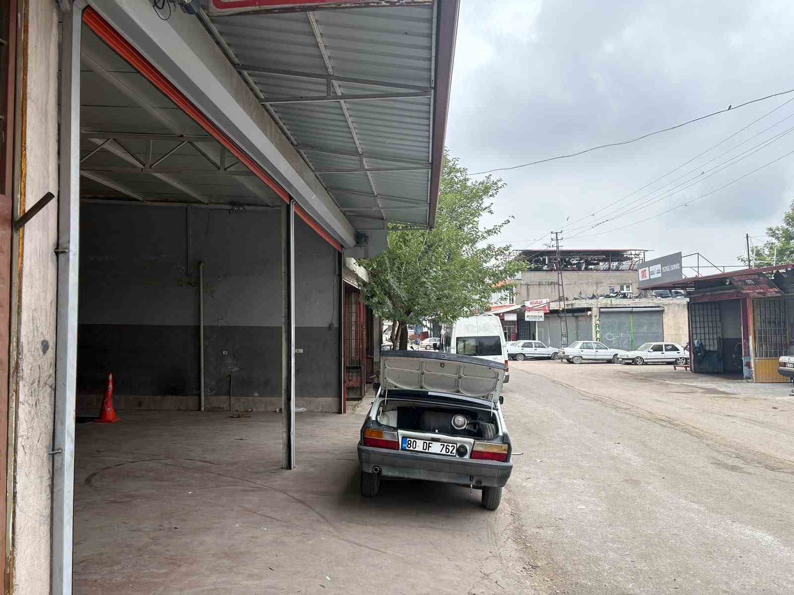 El freni çekilmeyen traktör metrelerce ilerledi, yoldan geçen sürücü durdurdu
