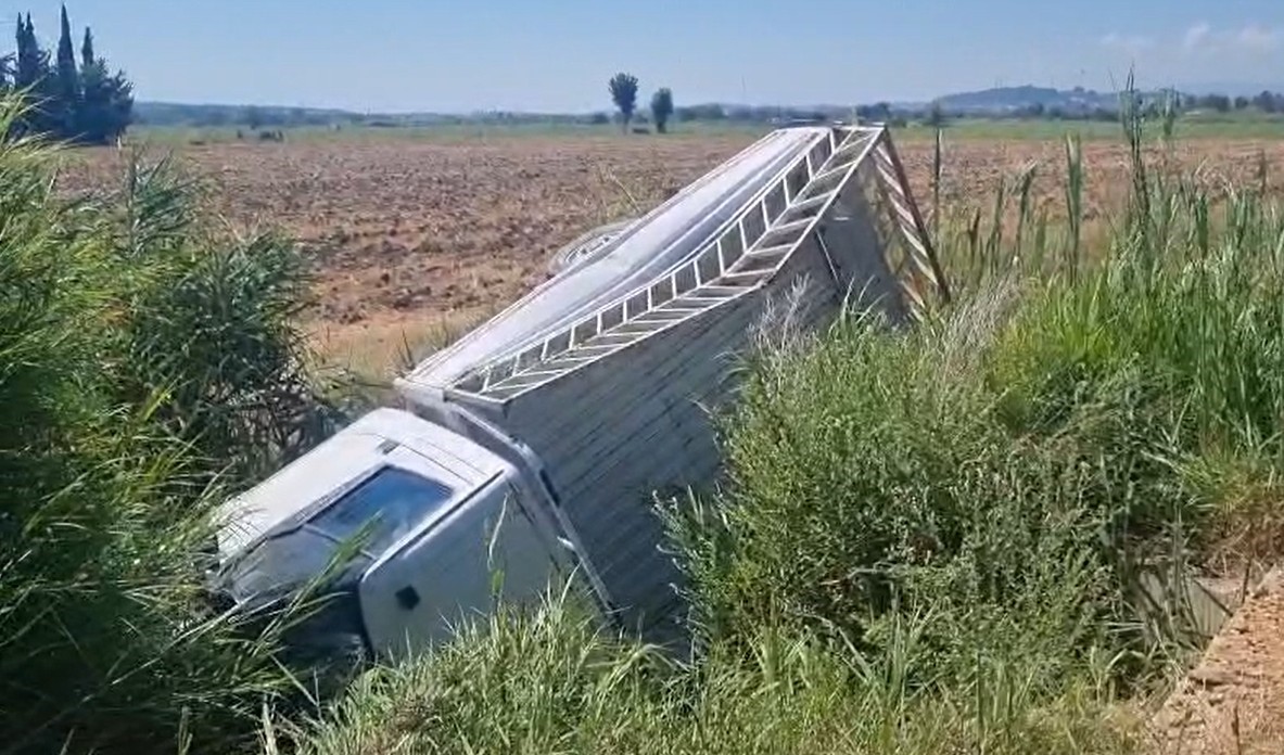 Sulama kanalına uçan kamyonetteki 2 kişi yaralandı