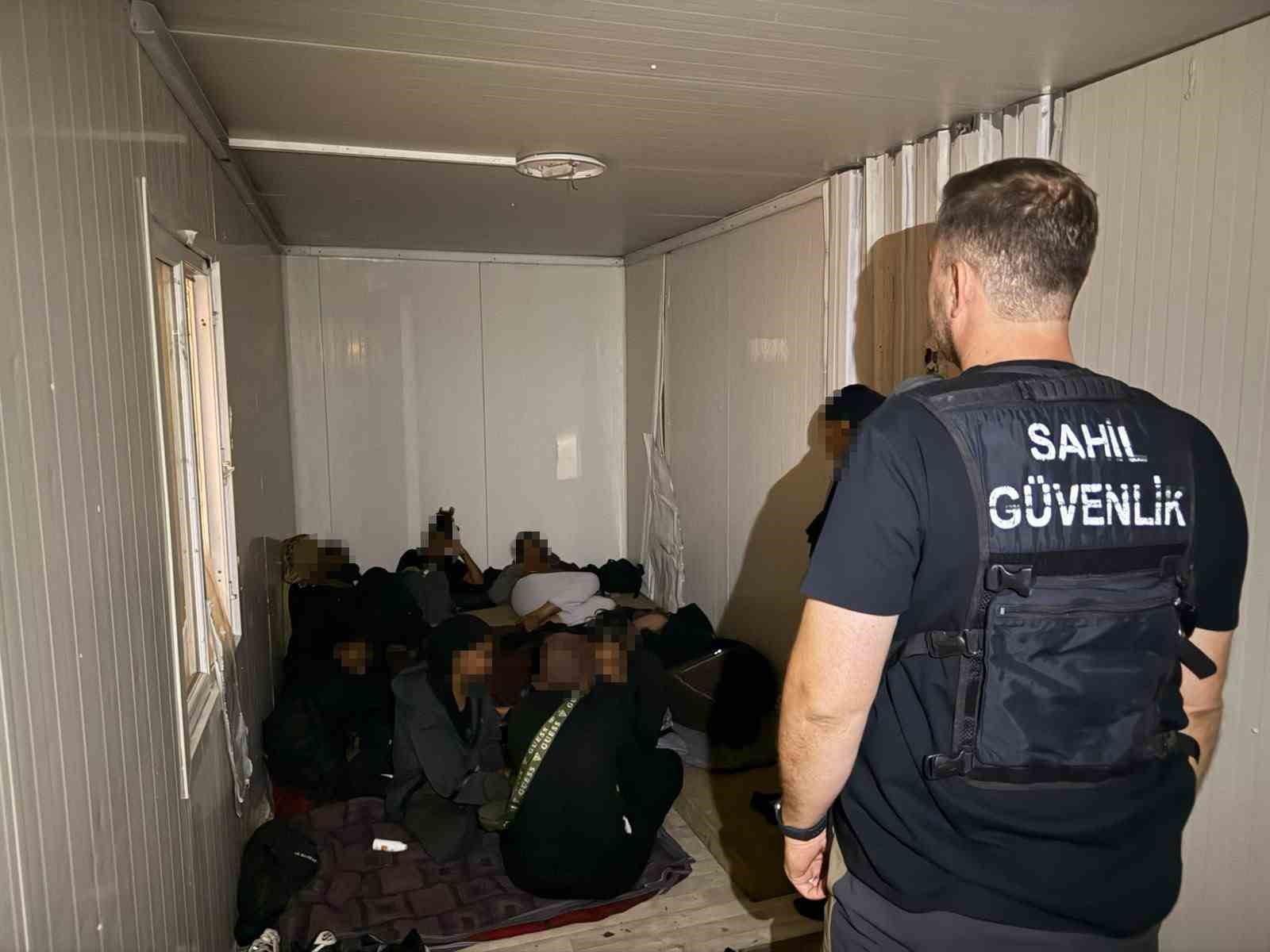 İzmir’de 54 düzensiz göçmen yakalandı