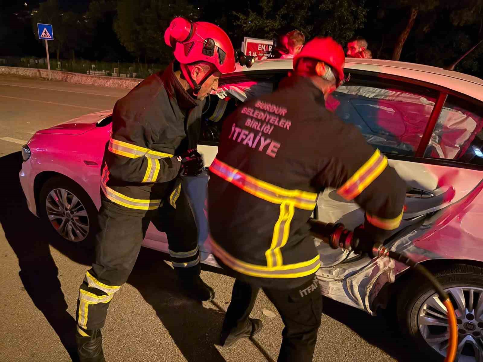 Burdur’da otomobiller çarpıştı: 6 yaralı