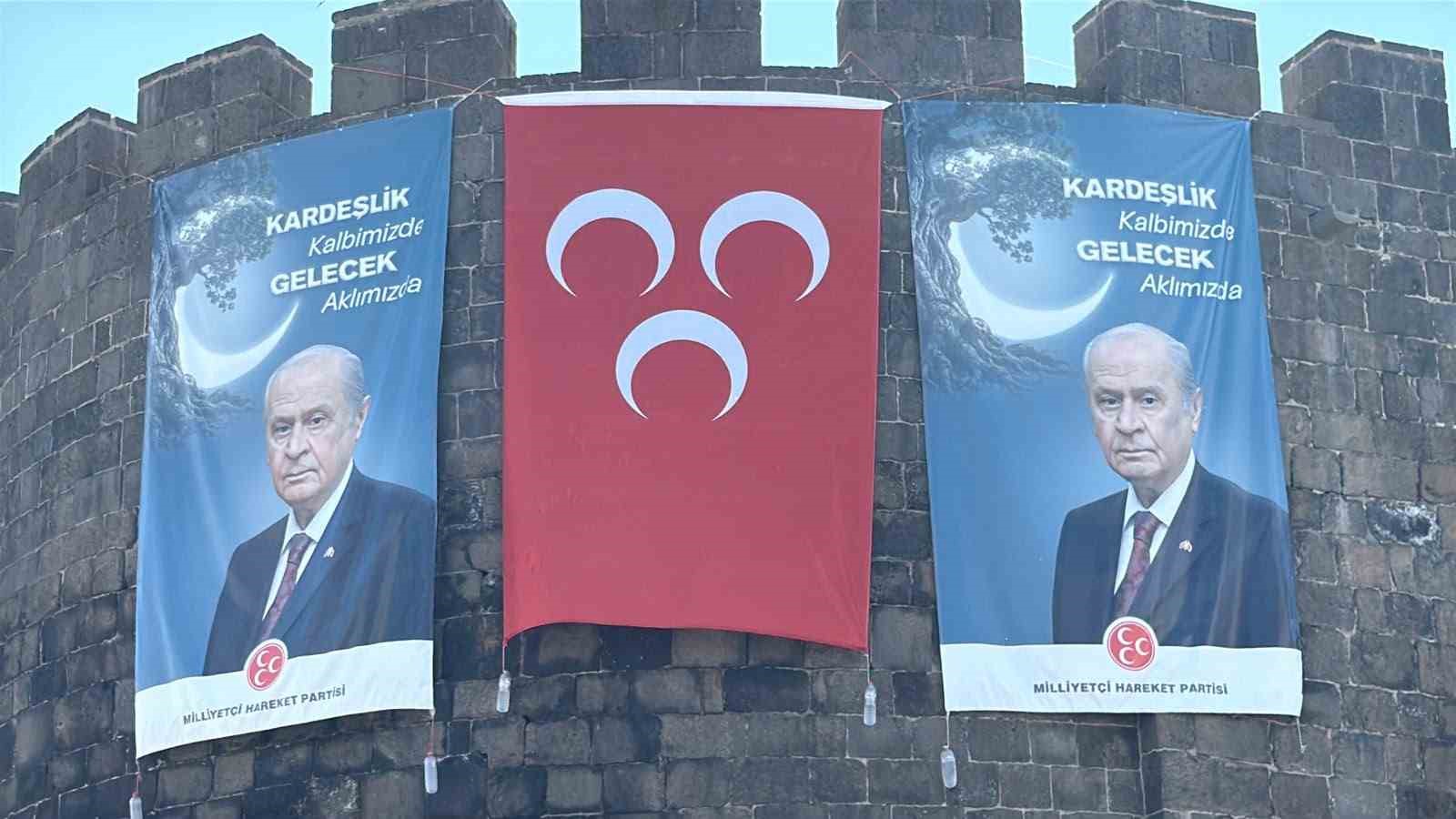 Diyarbakır surlarında MHP lideri Bahçeli’nin dev posteri asıldı, barış çağrısında bulunuldu